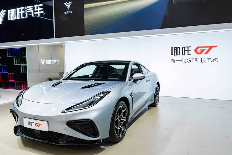 惠州46哪吒汽车在智能汽车领域的表现，领途汽车在新能源汽车市场中的影响力